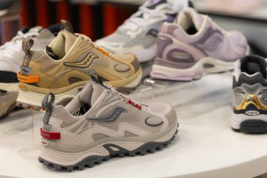 Lviv, Ukrayna - 29 Mayıs 2025: Saucony spor ayakkabıları mağazada