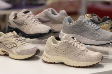 Lviv, Ukrayna - 29 Mayıs 2025: Saucony spor ayakkabıları mağazada