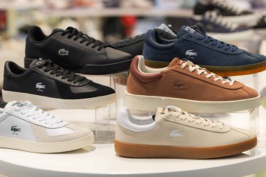 Lviv, Ukrayna - 29 Mayıs 2025: Lacoste spor ayakkabıları mağazada