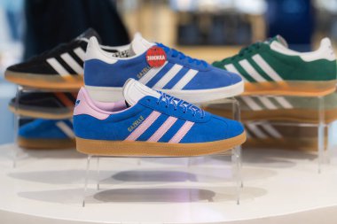 Lviv, Ukrayna - 29 Mayıs 2025: Adidas spor ayakkabıları mağazada