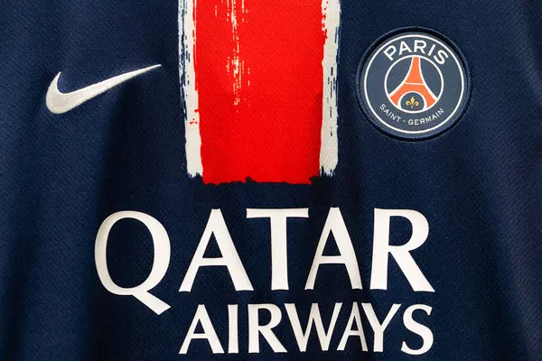Lviv, Ukrayna - 29 Mayıs 2025: Nike Paris Saint-Germain tişörtü