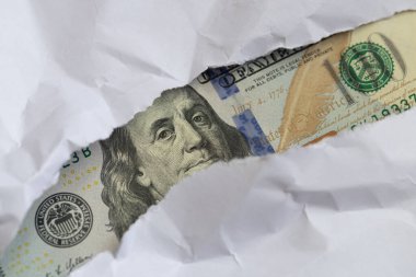 Benjamin Franklin makrosu yırtık beyaz kağıtları dikizliyor