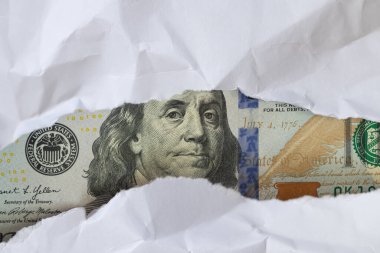 Benjamin Franklin makrosu yırtık beyaz kağıtları dikizliyor