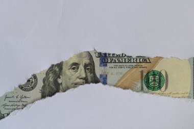 Benjamin Franklin makrosu yırtık beyaz kağıtları dikizliyor