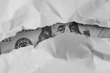 Benjamin Franklin makrosu yırtık beyaz kağıtları dikizliyor