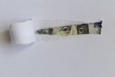 Benjamin Franklin makrosu yırtık beyaz kağıtları dikizliyor