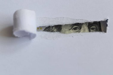 Benjamin Franklin makrosu yırtık beyaz kağıtları dikizliyor