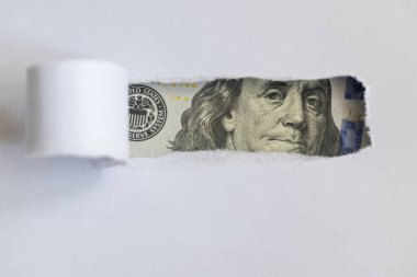 Benjamin Franklin makrosu yırtık beyaz kağıtları dikizliyor