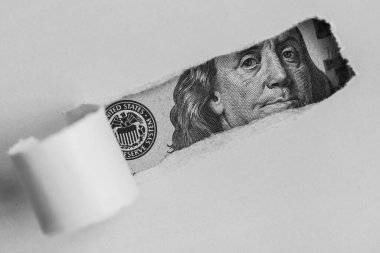 Benjamin Franklin makrosu yırtık beyaz kağıtları dikizliyor