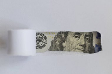 Benjamin Franklin makrosu yırtık beyaz kağıtları dikizliyor