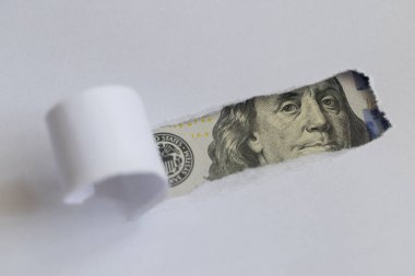 Benjamin Franklin makrosu yırtık beyaz kağıtları dikizliyor