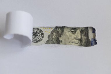 Benjamin Franklin makrosu yırtık beyaz kağıtları dikizliyor