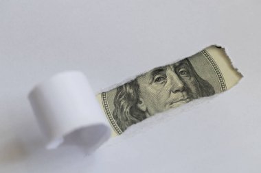 Benjamin Franklin makrosu yırtık beyaz kağıtları dikizliyor