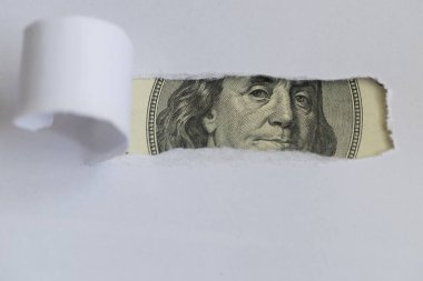 Benjamin Franklin makrosu yırtık beyaz kağıtları dikizliyor