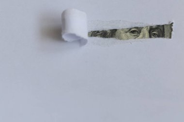 Benjamin Franklin makrosu yırtık beyaz kağıtları dikizliyor