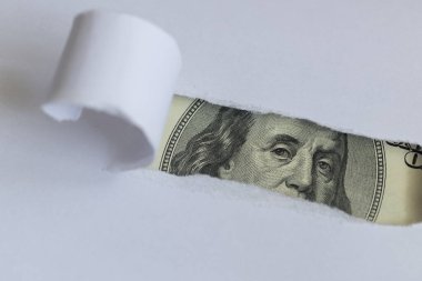 Benjamin Franklin makrosu yırtık beyaz kağıtları dikizliyor