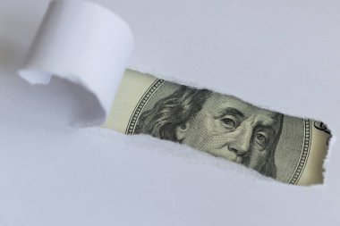 Benjamin Franklin makrosu yırtık beyaz kağıtları dikizliyor