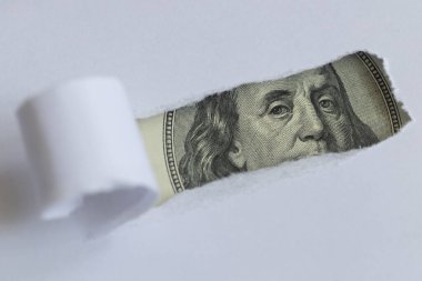 Benjamin Franklin makrosu yırtık beyaz kağıtları dikizliyor