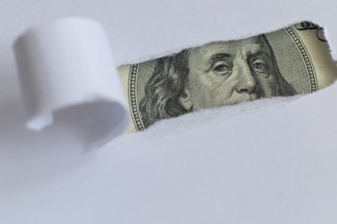 Benjamin Franklin makrosu yırtık beyaz kağıtları dikizliyor