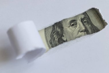 Benjamin Franklin makrosu yırtık beyaz kağıtları dikizliyor