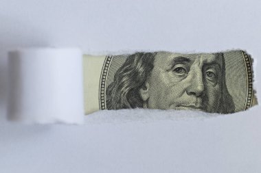 Benjamin Franklin makrosu yırtık beyaz kağıtları dikizliyor