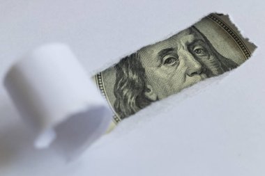 Benjamin Franklin makrosu yırtık beyaz kağıtları dikizliyor