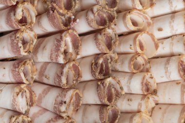 Bir Tabakta Dilimlenmiş Geleneksel Ukrayna Salo Rolls