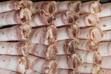 Bir Tabakta Dilimlenmiş Geleneksel Ukrayna Salo Rolls