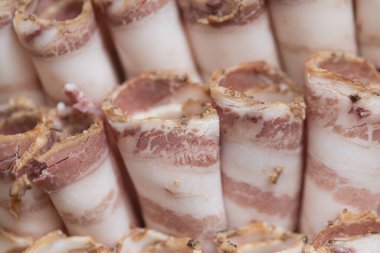 Bir Tabakta Dilimlenmiş Geleneksel Ukrayna Salo Rolls