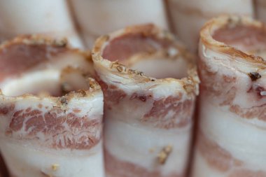 Bir Tabakta Dilimlenmiş Geleneksel Ukrayna Salo Rolls