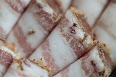 Bir Tabakta Dilimlenmiş Geleneksel Ukrayna Salo Rolls