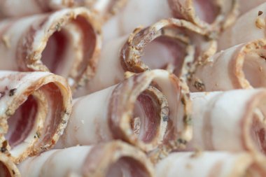 Bir Tabakta Dilimlenmiş Geleneksel Ukrayna Salo Rolls