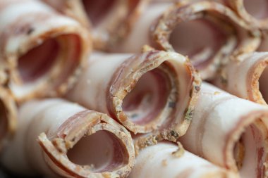 Bir Tabakta Dilimlenmiş Geleneksel Ukrayna Salo Rolls