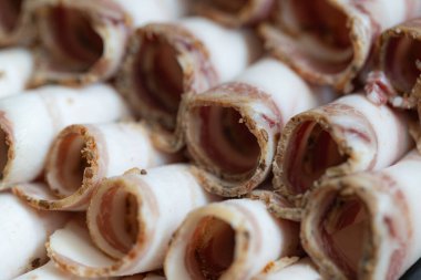 Bir Tabakta Dilimlenmiş Geleneksel Ukrayna Salo Rolls