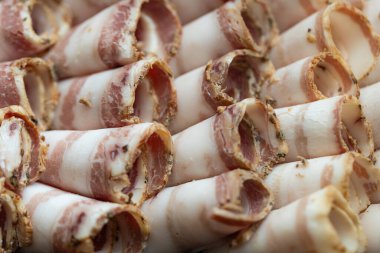 Bir Tabakta Dilimlenmiş Geleneksel Ukrayna Salo Rolls