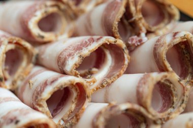 Bir Tabakta Dilimlenmiş Geleneksel Ukrayna Salo Rolls