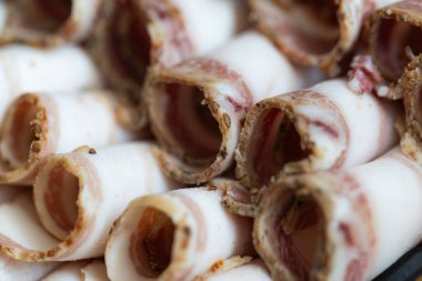 Bir Tabakta Dilimlenmiş Geleneksel Ukrayna Salo Rolls