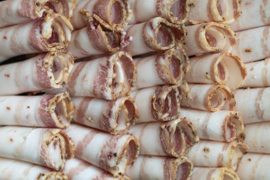 Bir Tabakta Dilimlenmiş Geleneksel Ukrayna Salo Rolls