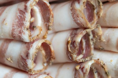 Bir Tabakta Dilimlenmiş Geleneksel Ukrayna Salo Rolls