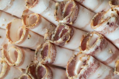 Bir Tabakta Dilimlenmiş Geleneksel Ukrayna Salo Rolls