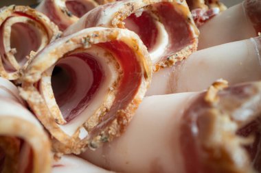 Bir Tabakta Dilimlenmiş Geleneksel Ukrayna Salo Rolls