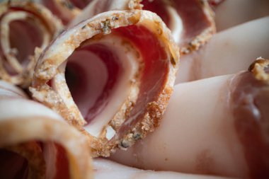 Bir Tabakta Dilimlenmiş Geleneksel Ukrayna Salo Rolls