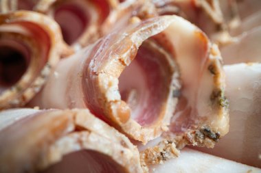 Bir Tabakta Dilimlenmiş Geleneksel Ukrayna Salo Rolls