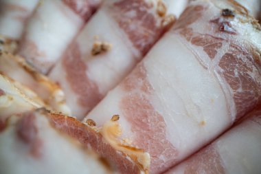 Bir Tabakta Dilimlenmiş Geleneksel Ukrayna Salo Rolls