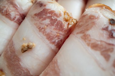 Bir Tabakta Dilimlenmiş Geleneksel Ukrayna Salo Rolls