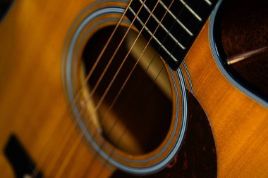 Akustik Gitar Dizgilerinin ve Ses Deliğinin Yakın Çekimi