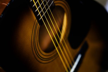 Akustik Gitar Dizgilerinin ve Ses Deliğinin Yakın Çekimi