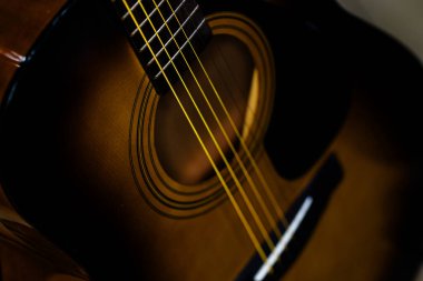 Akustik Gitar Dizgilerinin ve Ses Deliğinin Yakın Çekimi