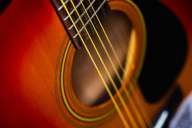 Akustik Gitar Dizgilerinin ve Ses Deliğinin Yakın Çekimi