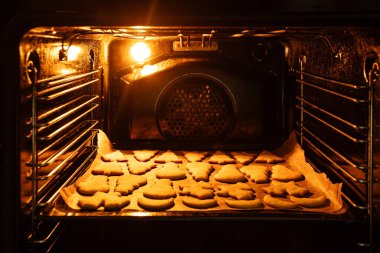 Noel Kurabiyeleri Sıcak Fırında Pişiyor